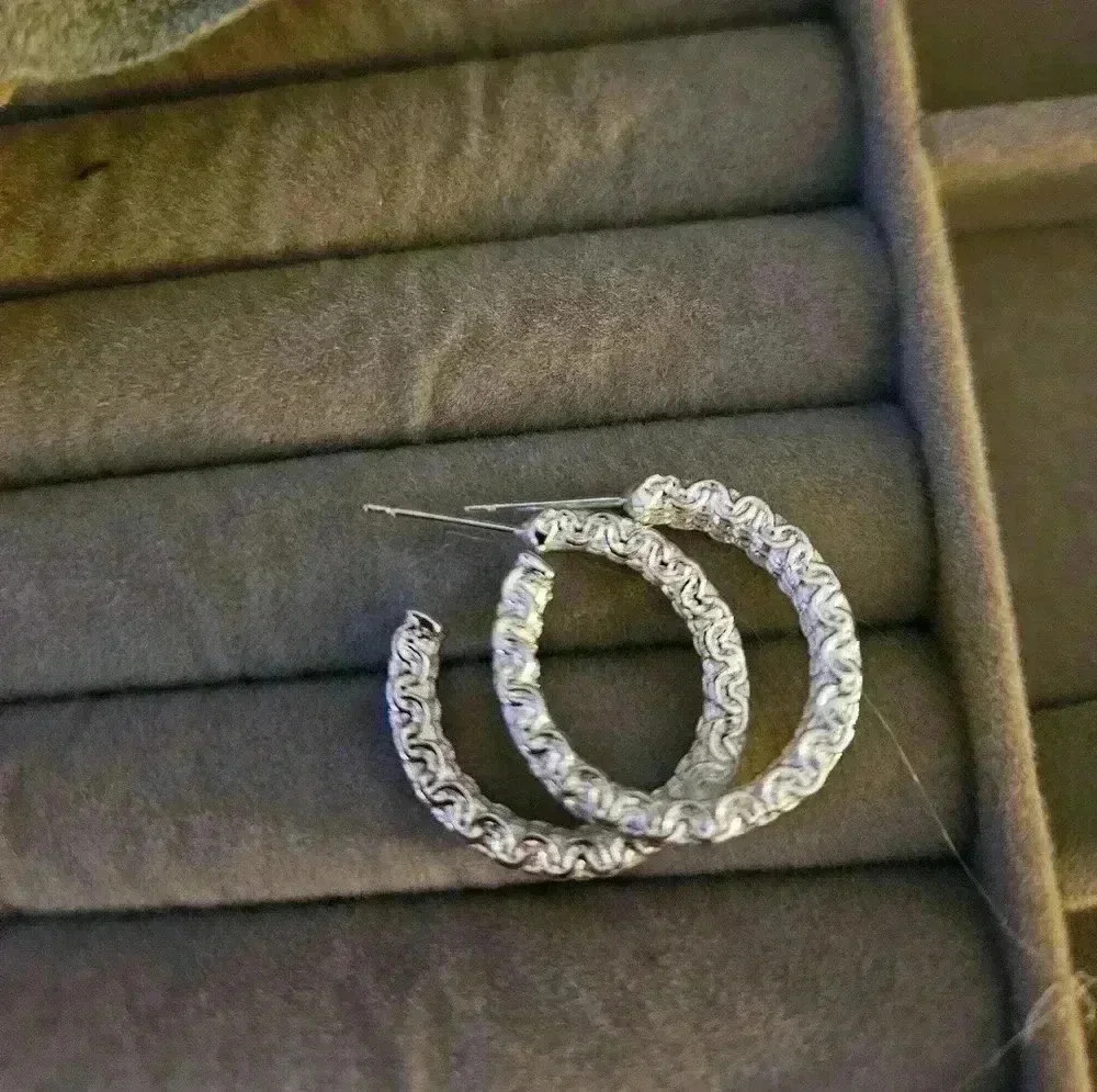 Sterling silver mesh pattern hooped earrings. - Picture 4 of 4